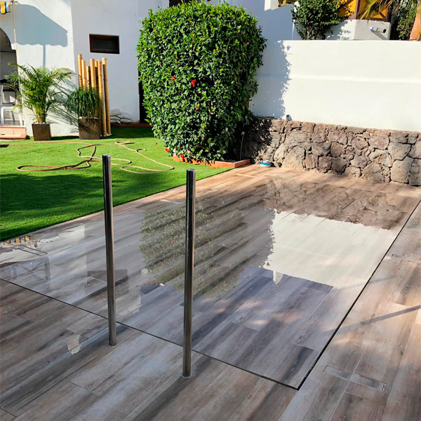 suelo móvil para minipiscina revestida en porcelánico imitación madera