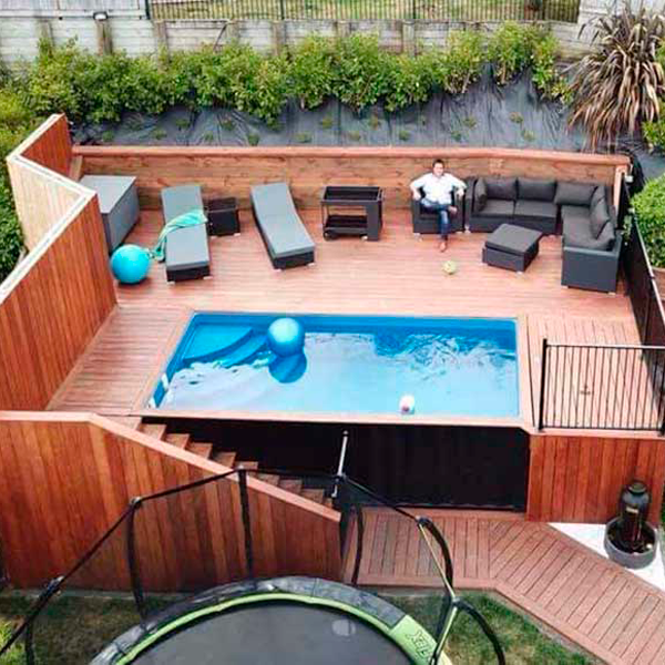 piscina elevada en contenedor revestida de madera