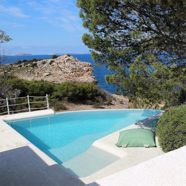 custom infinity pool with sea view, by Piscinas Cas Campane