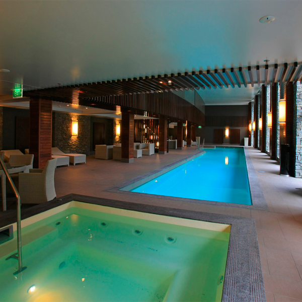 Piscina y spa interiores en hotel