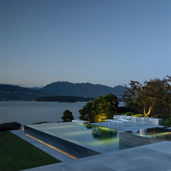 Spectacular infinity pool with spa in a modern and minimalist design at sunset, built by Alka Pool