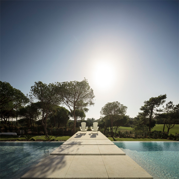 private overflow pool and landscaping by Visioarq