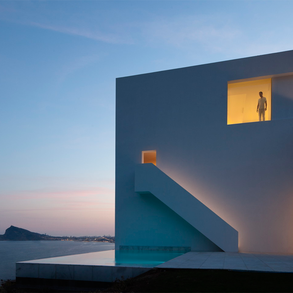piscina infinita minimalista al anochecer