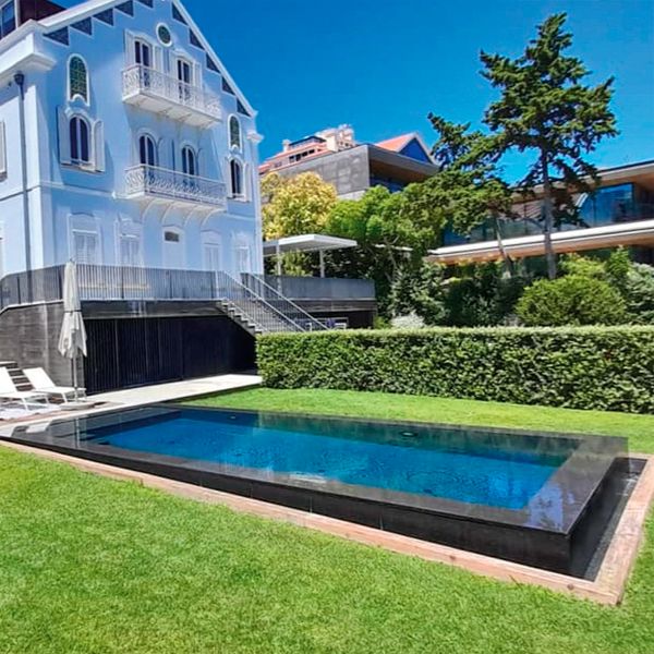 private infinity pool by Blue Living Piscinas