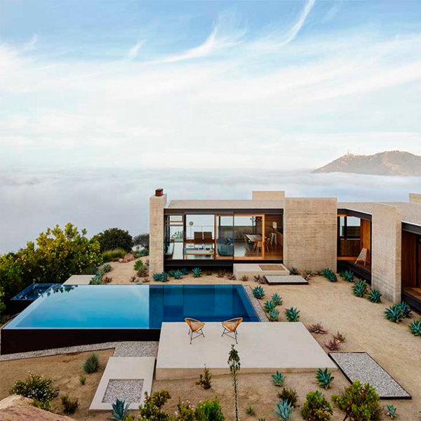 Beautiful outdoor space with infinity pool, by Sant Architects