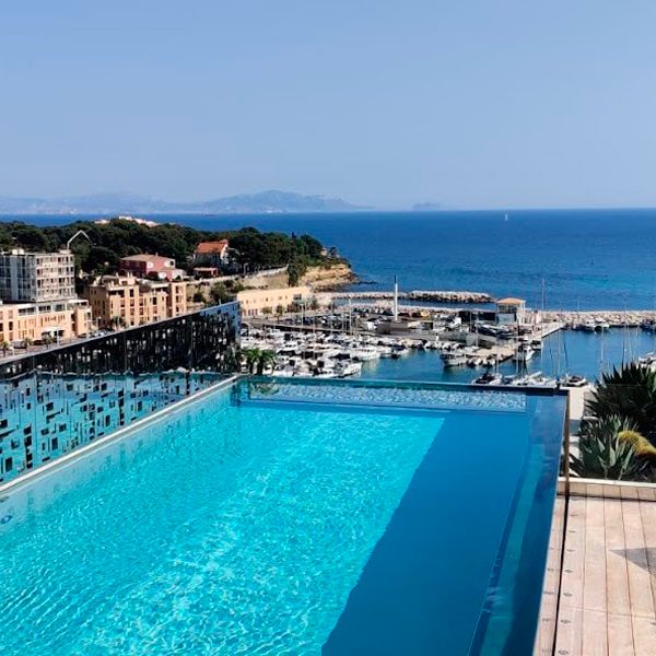 Excluxive transparent infinty pool in a rooftop, by Le Bassin Francais