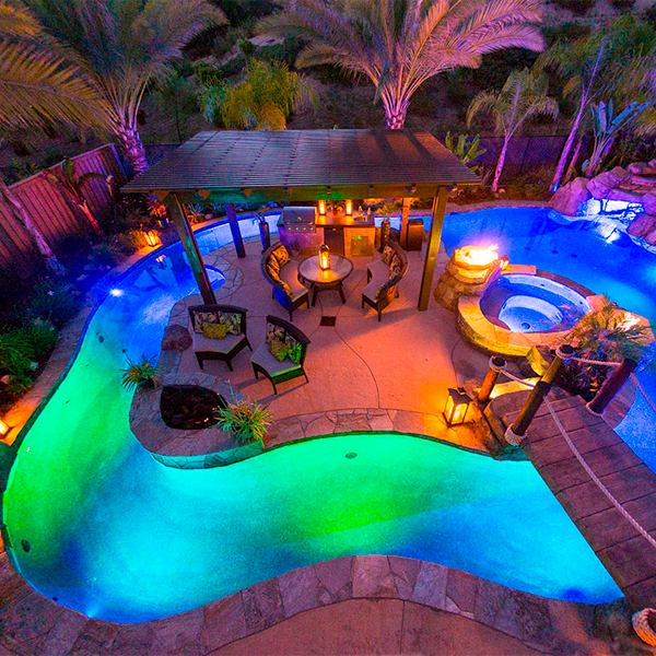 Piscina iluminada + spa + zona relax + bar por la noche