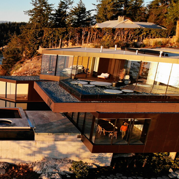 casa junto al lago al atardecer