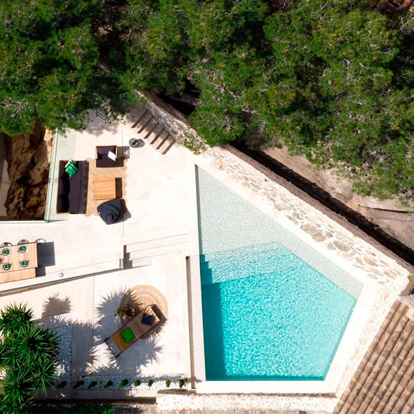 piscina blanca de formas geométricas vista desde el aire