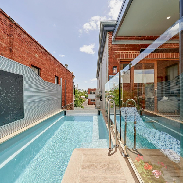 piscina encajada entre 2 edificios con acceso directo