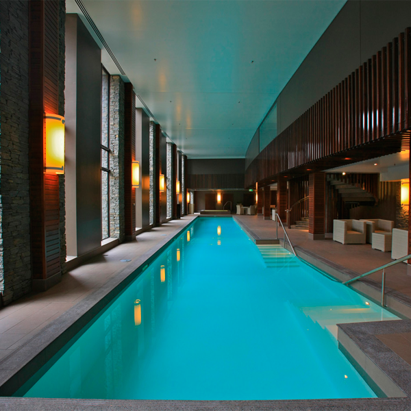 Piscina interior en hotel