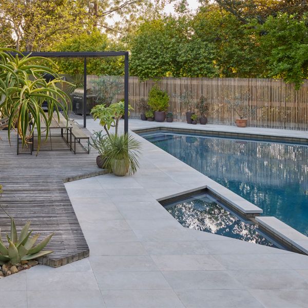 modern backyard with wooden decking and geometric pool, in a project by Terremoto Landscape