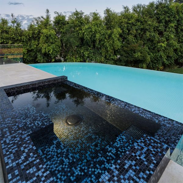 Infinity pool and contrasting spa by Coolabah Landscape