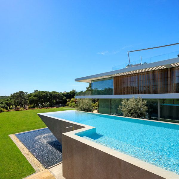 piscina volada de formas rectas en enorme parcela particular
