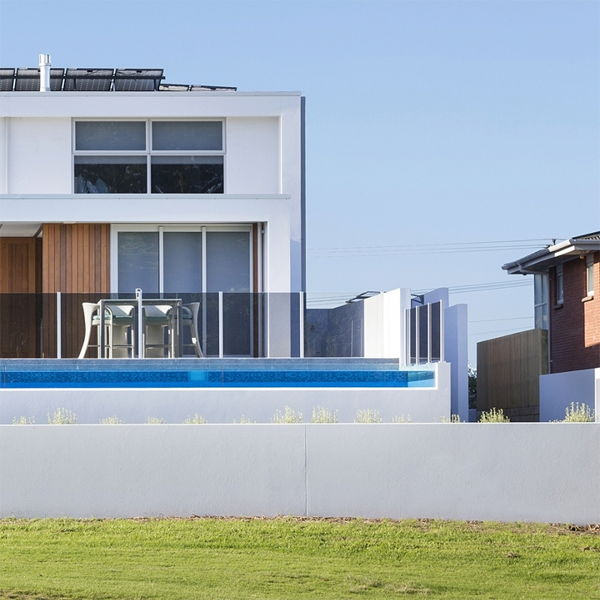 piscina y spa con pared transparente