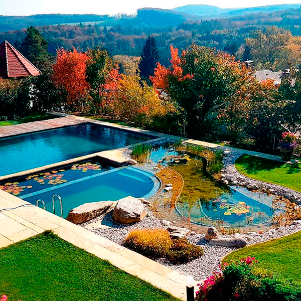 piscina natural con diferentes vasos de agua y filtración biológica
