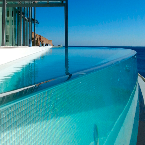 Piscina infinity con pared transparente semicircular