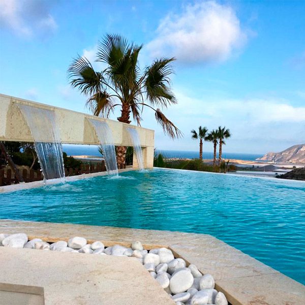 Triple casaca sobre piscina infinity desde arco rectangular