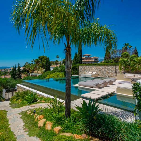 infinity pool and garden by Total Pool Concept