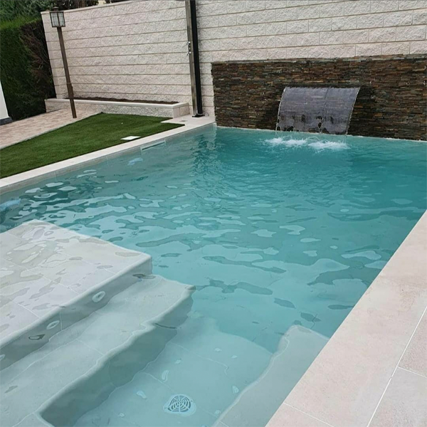 piscina spa con porcelanico y cascada