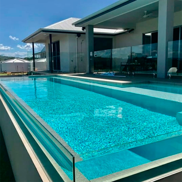 Piscina transparente junto a vivienda