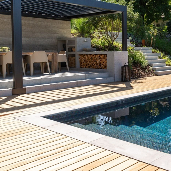 minipiscina junto a zona solarium y pérgola