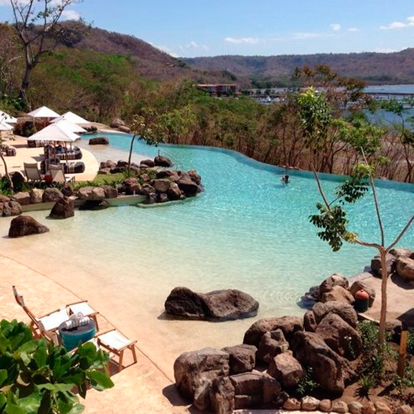 Hotel with a sand infinity pool by Acuarium Piscinas