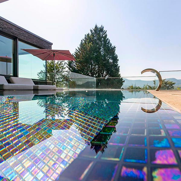 piscina infinity con gresite multicolor y cascada decorativa