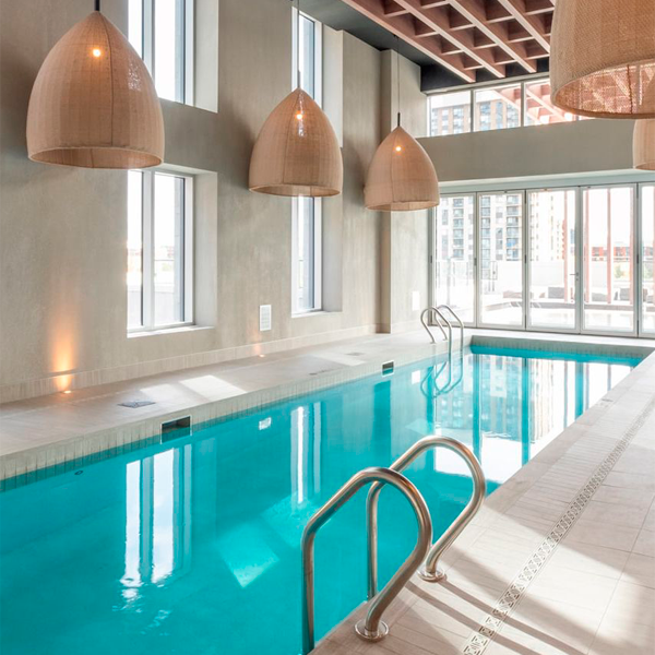 Indoor pool at Tour des Canadiens par Soucy Aquatik