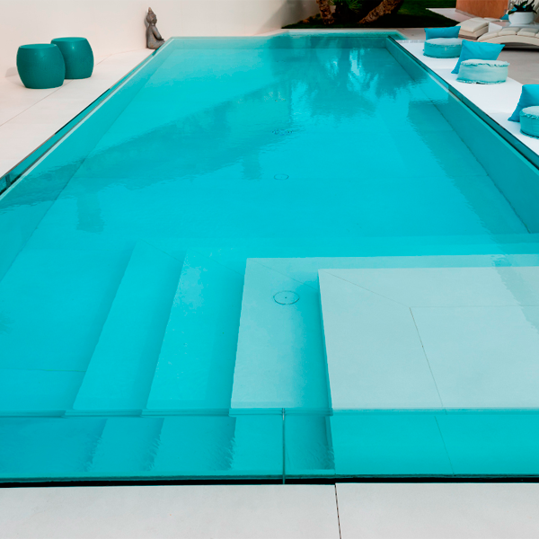 Piscina Transparente con superficie blanca