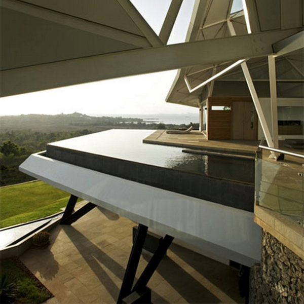 piscina desbordante tipo infinity suspendida