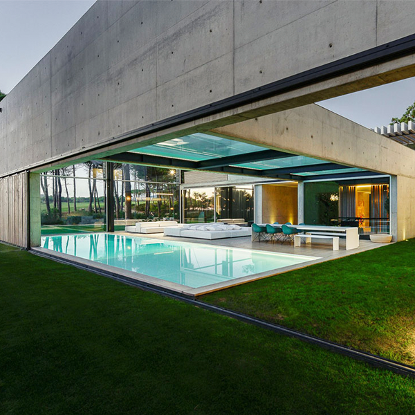 piscina transparente sobre piscina exterior desbordante