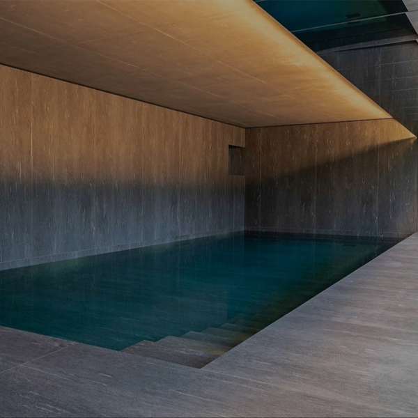 piscina interior minimalista con revestimiento ceramico