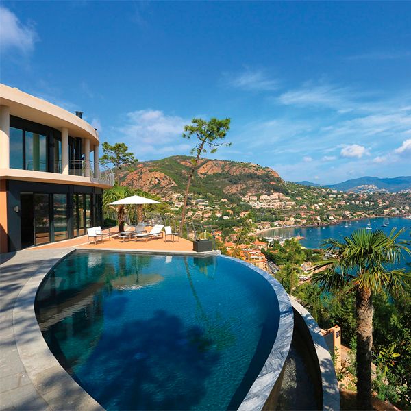 a unique infinity pool by Diffazur Piscines