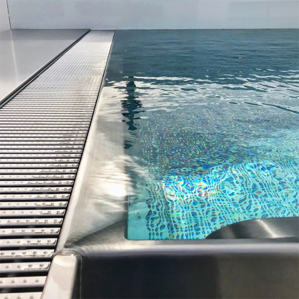 detail of the overflow in a stainless steel pool, by Wonderwerk