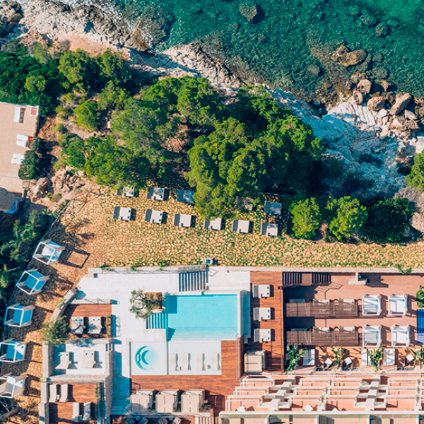 vista aérea de piscina en complejo turístico