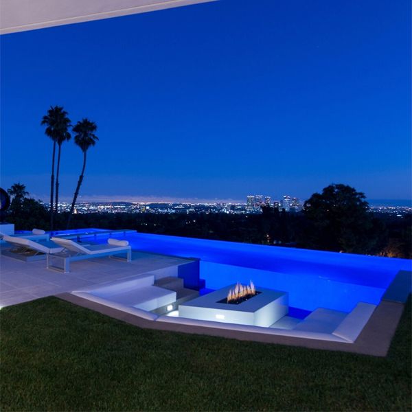 infinity pool with spa and transparent wall, in a project by Whipple Russell Architects
