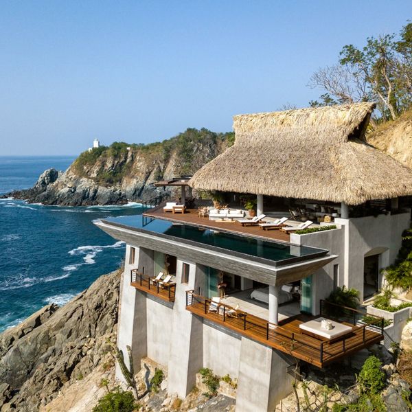 suspended infinity pool, in a project by Zozaya Arquitectos