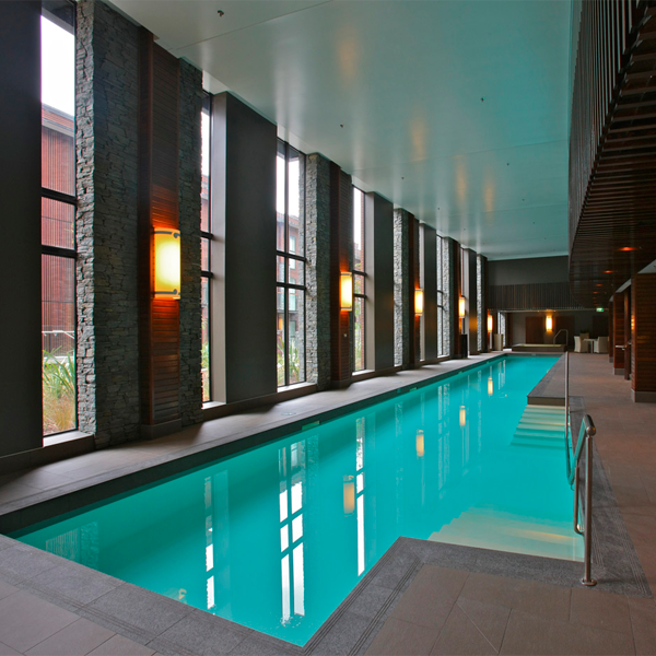 Piscina interior en hotel