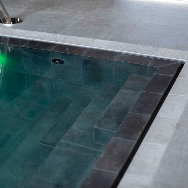 porcelain stoneware coating in an indoor overflow mini pool spa by Professione Piscina