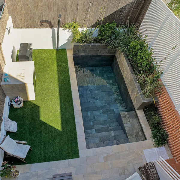 mini pool with porcelain stoware coating by Aquazzaro Piscinas