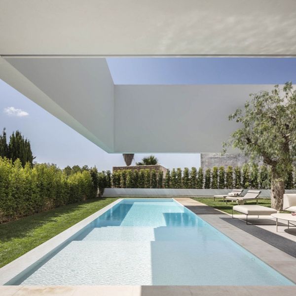 white minimalist infinity pool, in a project by Gallardo Llopis