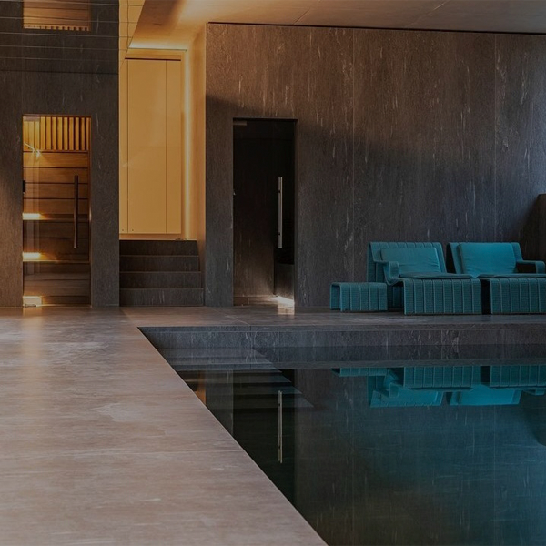 piscina interior minimalista con revestimiento ceramico