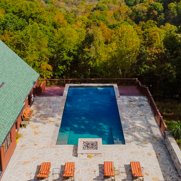 piscina elevada desbordante en medio del bosque