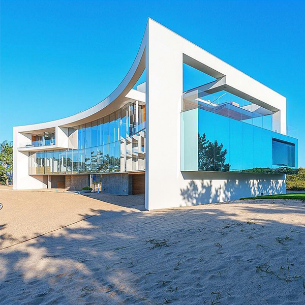 Incredible transparent pool in a project by Barnes Coy Architects