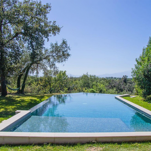 infinity pool by Espace Piscine
