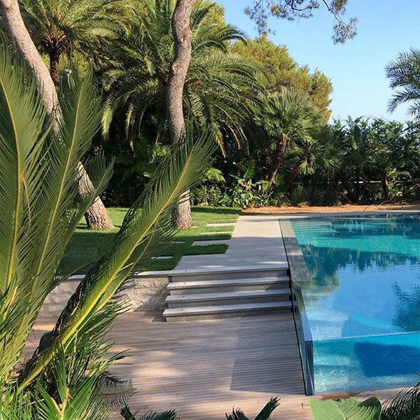 piscina elevada con esquina transparente