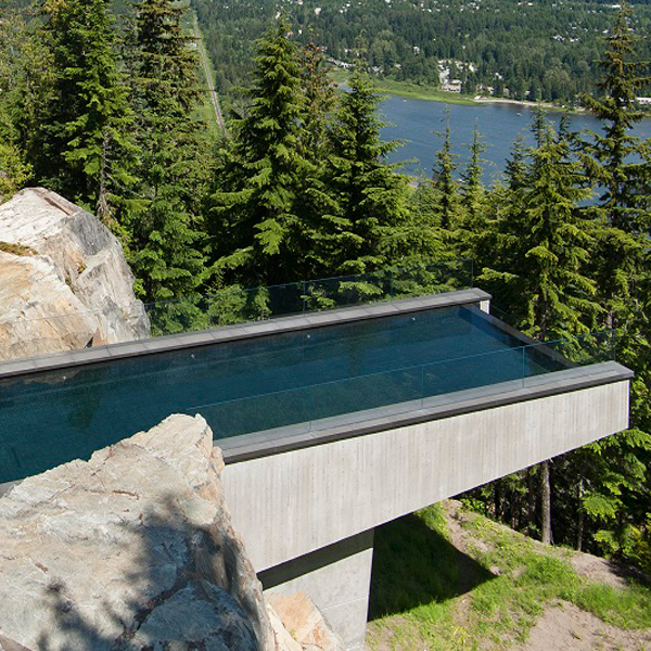 Piscina infinity flotante con vistas al lago