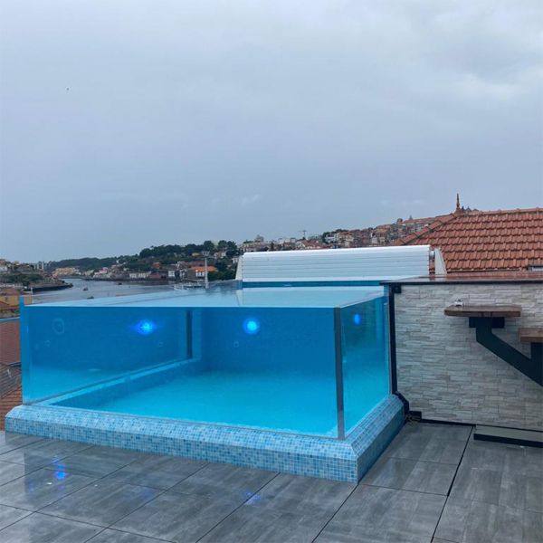Transparent infinity mini pool on the rooftop of a hotel, by Aquadec