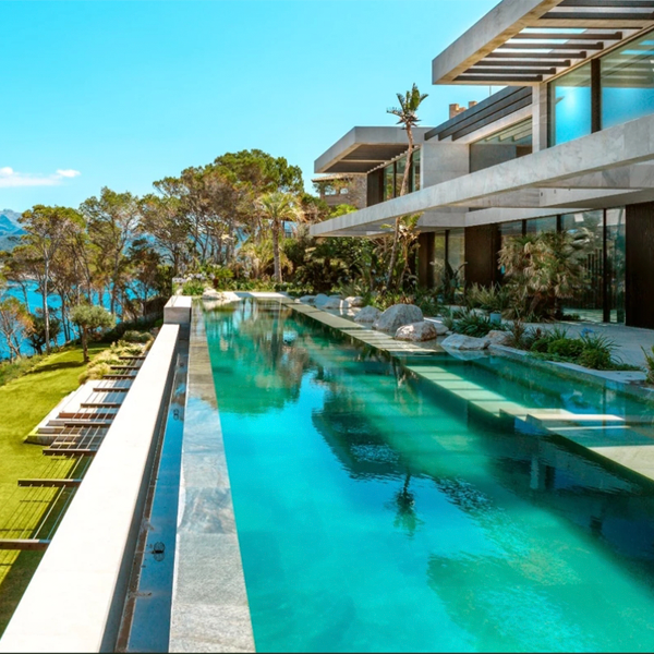 infinity lap pool in a project by Antonio Garcia-Ruiz